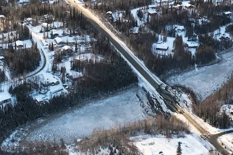 Foto udara menunjukkan dampak dari gempa berkekuatan 7,0 magnitudo di kota Anchorage, Alaska, pada Jumat (1/12/2018). (AFP)