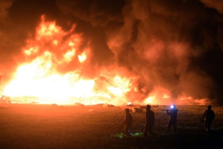 Kobaran api besar yang dipicu oleh pipa bocor di Tlahuelilpan, negara bagian Hidalgo, Meksiko, Jumat (18/1/2019). (AFP/FRANCISCO VILLEDA)