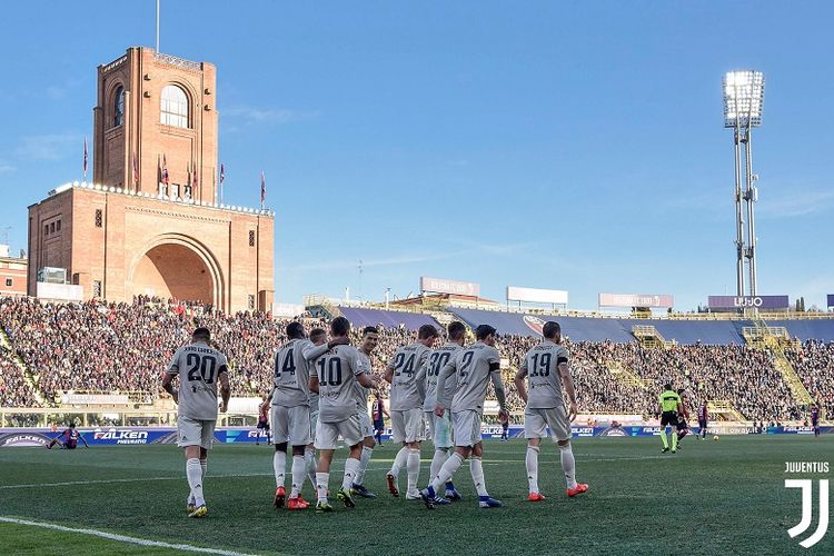 Pemain Juventus merayakan gol yang dicetak Paulo Dybala pada laga lanjutan Liga Italia melawan Bologna. Laga ini berakhir dengan skor 1-0 untuk keunggulan Juventus.