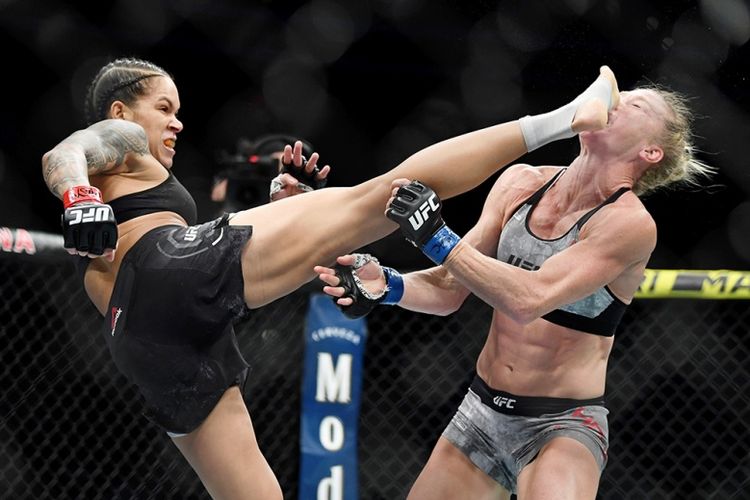 Petarung bebas asal Brasil, Amanda Nunes memperlihatkan keperkasaannya dnegan menang TKO atas Holly Holm pada ajang UFC 239 di T-Mobile Arena, Las Vegas, Sabtu (Minggu WIB).
