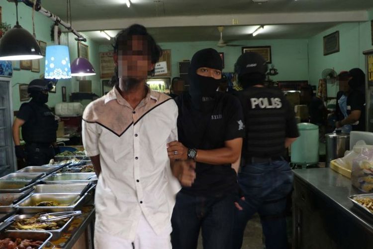 Polisi menangkap satu dari tiga orang terduga teroris yang berniat melakukan aksi teror di Kuala Lumpur (10/10/2017)