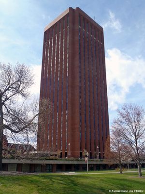 Gedung yang selesai dibangun pada tahun 1974 ini memiliki total ketinggian mencapai 90,4 meter dengan 28 lantai. 