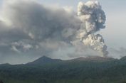 Gunung Dukono Semburkan Asap Tebal Setinggi 800 Meter