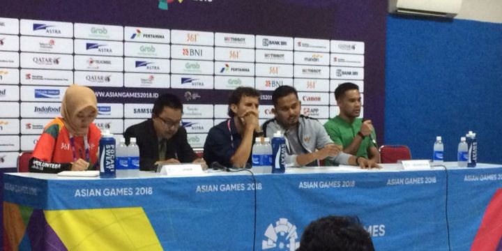 Pelatih timnas U-23 Indonesia, Luis Milla, dalam jumpa pers usai kekalahan dalam adu penalti dari Uni Emirat Arab di babak 16 besar Asian Games 2018, Jumat (24/8/2018) di Stadion Wibawa Mukti, Cikarang.
