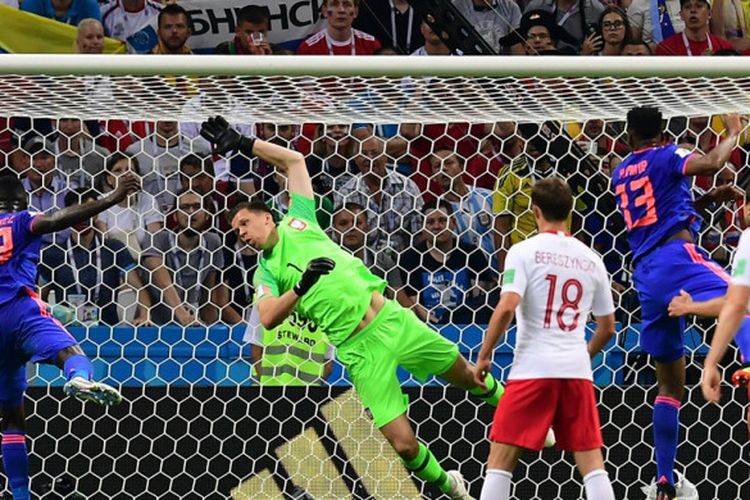 Bek Kolombia, Yerry Mina (kedua dari kanan), mencetak gol dengan sundulan dalam laga Grup H Piala Dunia 2018 kontra Polandia di Kazan Arena, Kazan, Rusia pada 24 Juni 2018.
