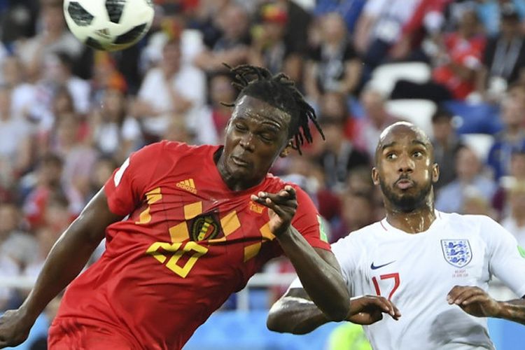 Striker timnas Belgia, Michy Batshuayi (kiri), berduel dengan pemain Inggris, Fabian Delph, dalam laga Grup G Piala DUnia 2018 di Stadion Kaliningrad, Kaliningrad, Rusia, pada Kamis (28/6/2018).