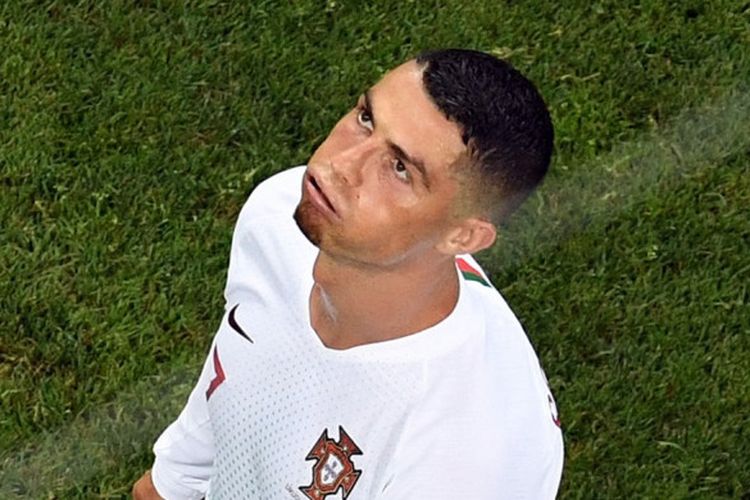 Reaksi kapten Portugal, Cristiano Ronaldo, setelah timnya dikalahkan Uruguay dalam laga babak 16 besar Piala Dunia 2018, 30 Juni 2018 di Fisht Stadium, Sochi.
