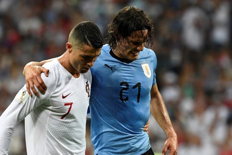 Striker Uruguay, Edinson Cavani (kanan), dipapah keluar lapangan oleh kapten Portugal, Cristiano Ronaldo (kiri), dalam laga babak 16 besar Piala Dunia 2018 di Stadion Olimpiade Fisht, Sochi, Sabtu (30/6/2018)