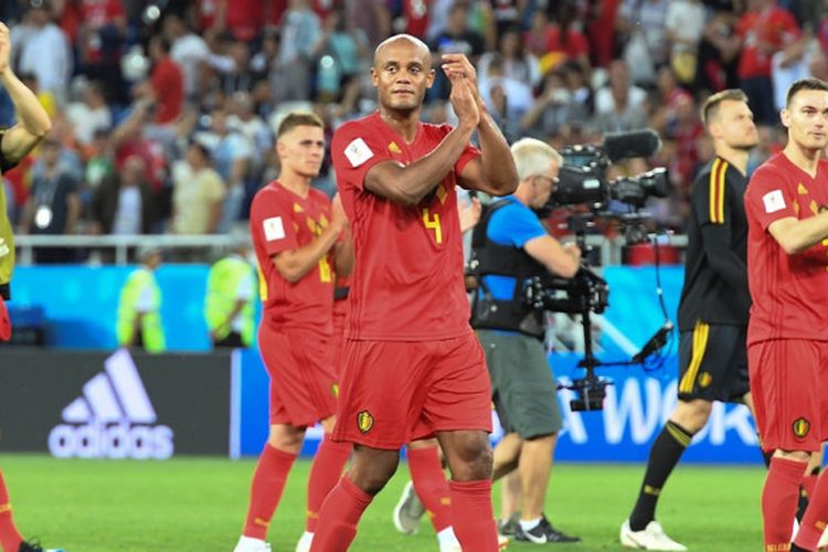 Bek Belgia, Vincent Kompany (tengah), merayakan kemenangan timnya atas Inggris dalam laga Grup G Piala Dunia 2018 di Kaliningrad Stadium, Kaliningrad, Rusia pada 28 Juni 2018.
