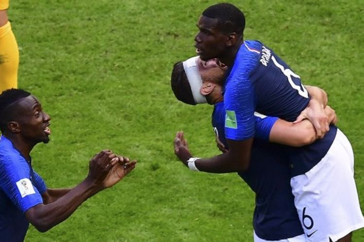 Pemain Prancis, Blaise Matuidi dan Olivier Giroud merayakan gol Paul Pogba ke gawang Australia pada laga perdana Grup C Piala Dunia 2018 di Kazan Arena, Kazan, 16 Juni 2018.
