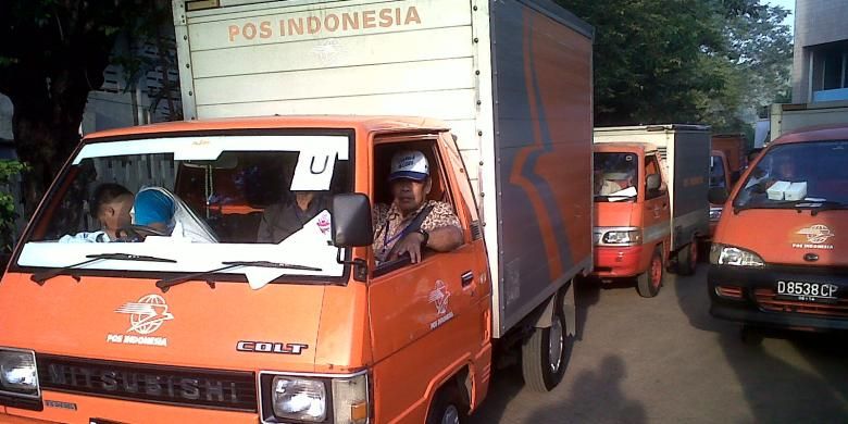 PT Pos Indonesia mengerahkan sedikitnya 75 mobil boks untuk mendistribusikan naskah ujian nasional (UN) ke tingkat Rayon di wilayah Jakarta, Minggu (17/4/2011).
