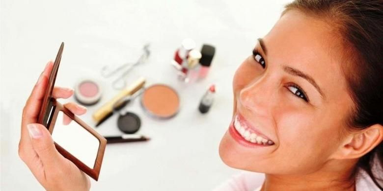 Perempuan bekerja memerlukan make up dasar seperti, bedak, lipstik, blush on.  