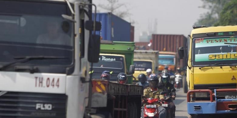 Pengguna jalan yang kebanyakan truk kontainer tersendat di Jalan Cakung Cilincing, Semper, Jakarta Utara, Senin (15/8/2011). Kemacetan terjadi karena truk kontainer yang parkir sembarangan dan perbaikan jalan di Jalan Akses Marunda dan pelebaran jembatan menuju Kawasan Berikat Nusantara (KBN) Marunda.