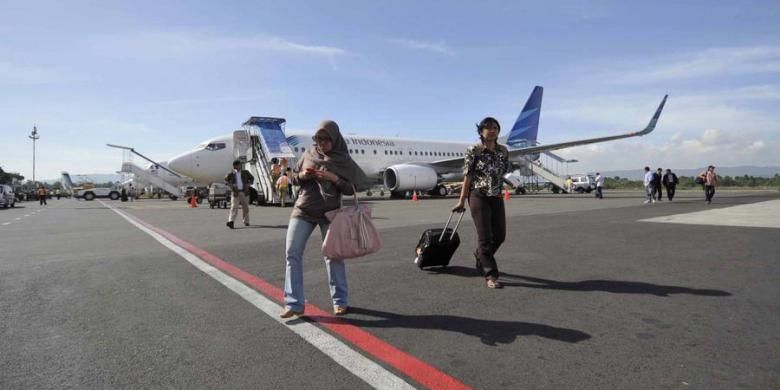 Penumpang pesawat tiba di Bandar Udara Adisutjipto, Yogyakarta, setelah menempuh penerbangan dari Jakarta, ,beberapa waktu lalu.
