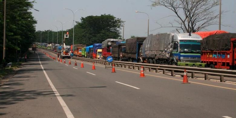 Antrean truk di tol Merak-Jakarta di wilayah Kota Cilegon, Banten, Jumat (25/5/2012).