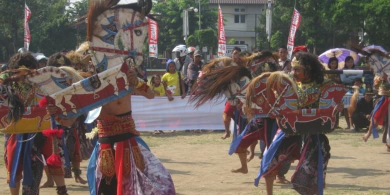 Ilustrasi: Kuda lumping atau jaran kepang, salah satu seni pertunjukan tradisional yang masih bertahan, meski di sejumlah daerah sudah surut.