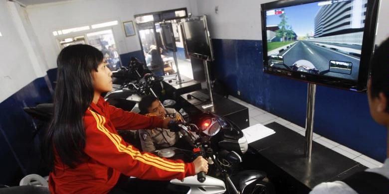 Ilustrasi : Petugas ruang Simulator Ujian Surat Ijin Mengemudi (SIM) C atau kendaraan roda dua di Satlantas Mapolrestabes Kota Bandung, Jawa Barat, beberapa waktu lalu.