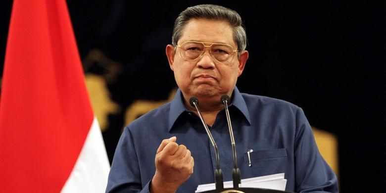 Presiden Susilo Bambang Yudhoyono, menyampaikan konferensi persnya di Istana Negara, Jakarta, Senin (8/10/2012). Dalam kesempatan tersebut Presiden menegaskan bahwa penanganan kasus Simulator SIM di Korlantas Mabes Polri, yang melibatkan Irjen (Pol) Djoko Susilo, sepenuhnya ditangani KPK, penanganan kasus penyidik KPK, Novel Baswedan, dan rencana revisi UU KPK, ditangguhkan karena waktunya tidak tepat.