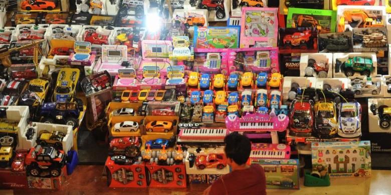 Mainan anak yang sebagian besar produk impor dari China dijual di Blok M Square, Jakarta, Selasa (16/10/2012).