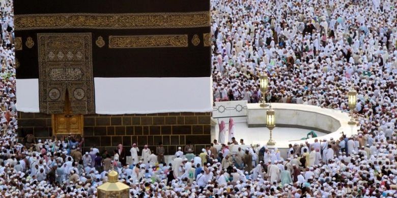 Ilustrasi: Jemaah haji tengah melakukan tawaf, mengelilingi Kabah di area Masjidil Haram, Mekkah, pada musim haji 2012.