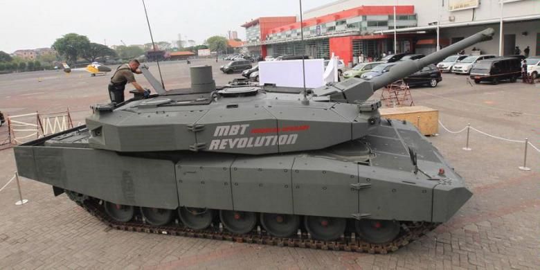 Teknisi berada di atas Main Battle Tank Leopard yang dipamerkan pada Indo Defense di Jakarta Internatonal Expo, Kemayoran, Jakarta, Selasa (6/11/2012). Pameran tersebut diikuti 500 peserta dari 40 negara.
Ajang unjuk gigi industri alutsista ini akan dibuka hari ini dan belrangsung hingga 10 November.

