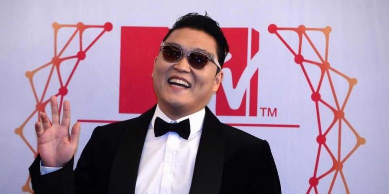 Psy tiba di Festhalle, Frankfurt, untuk tampil dalam MTV Europe Music Awards 2012, 11 November 2012 waktu setempat. 