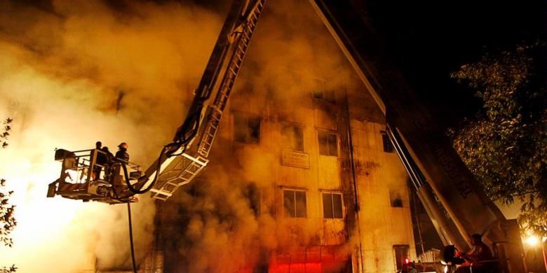 Petugas pemadam kebakaran Bangladesh mencoba memadamkan kebakaran di pabrik tekstil di Savar, takjauh dari Dhaka, Sabtu (24/11/2012) malam.