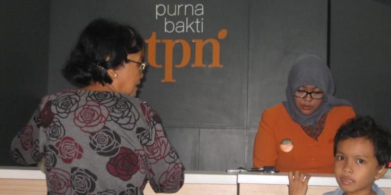 Seorang nasabah di loket pelayanan Bank Tabungan Pensiunan Nasional (BTPN) Purnabakti Kota Bekasi pada beberapa waktu lalu.