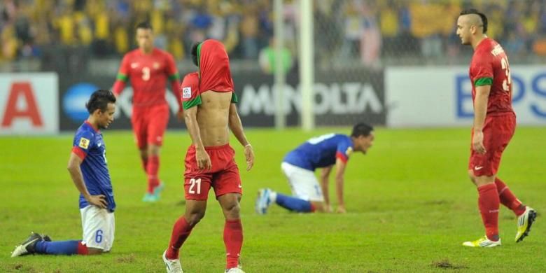 Ilustrasi. Pemain Timnas Indonesia Andik Vermansyah menutup wajahnya sesaat setelah wasit meniup peluit akhir pertandingan melawan Timnas Malaysia dalam laga penyisihan Piala AFF 2012 di Stadion Nasional Bukit Jalil, Malaysia (1/12/2012). Indonesia gagal melaju ke babak semifinal setelah dikalahkan Malaysia dengan skor 2-0.