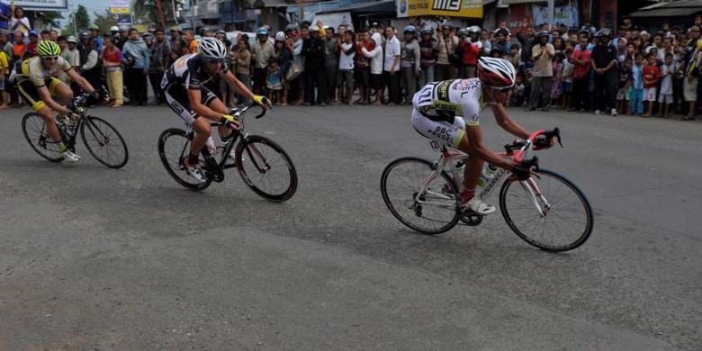 Ilustrasi: Pebalap menyelesaikan etape pertama Tour de Ijen 2012 yang menempuh jarak 124,7 kilometer dari Kota Banyuwangi menuju Pulau Merah, Banyuwangi, Jawa Timur, Jumat (7/12/2012). Etape ini dimenangi pebalap Uzbekistan Denis Shaymanov.
