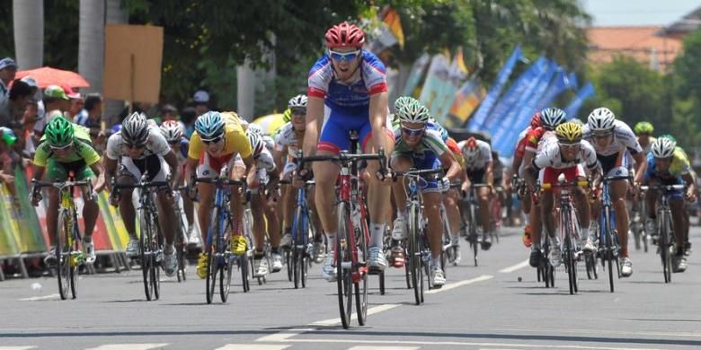 Para pebalap beradu cepat dalam circuit race sejauh 100 kilometer pada etape ketiga Tour de Ijen di Kota Banyuwangi, Jawa Timur, Minggu (9/12/2012). Etape terakhir Tour de Ijen ini dimenangi pebalap Uni Emirat Arab,  Yousif Alhammadi.