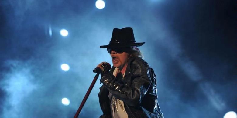 Axl Rose, vokalis Guns N Roses, tampil dalam konser band hard rock dari AS itu di Bangalore, India, 7 Desember 2012.