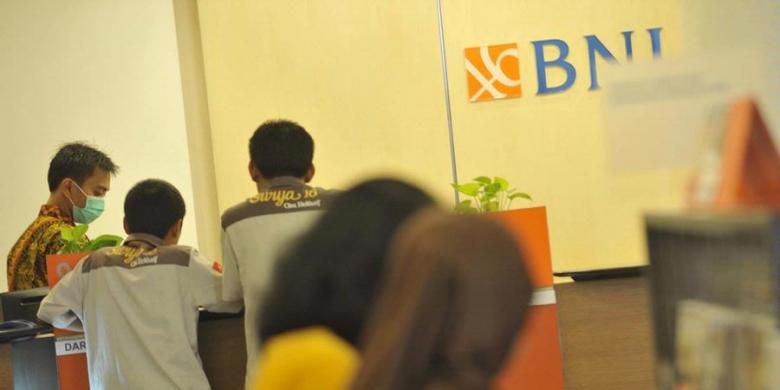 Nasabah bertransaksi di Bank BNI Kebon Sirih, Jakarta.