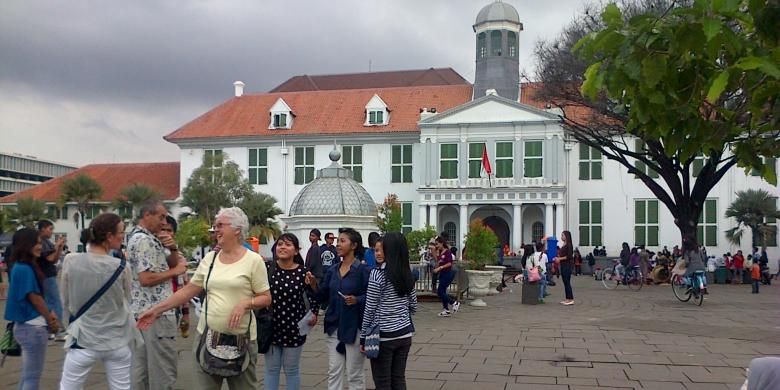 Suasana kawasan kota tua di depan museum Fatahilah pada Kamis (3/1/2013). Kawasan tersebut dipenuhi pengunjung yang sedang menikmati liburan sekolah.