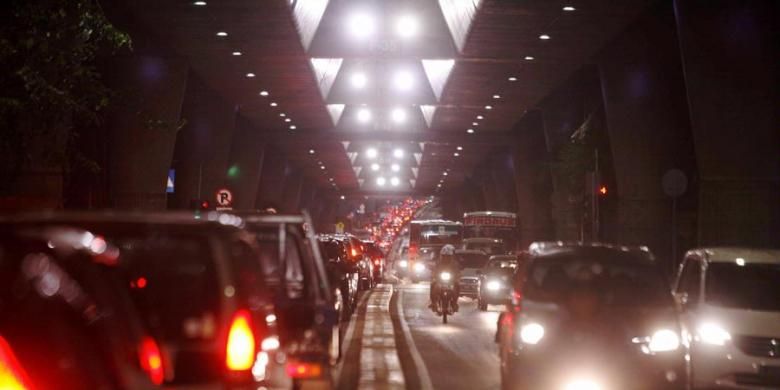 Kemacetan panjang di jalan Pangeran Antasari dari arah Blok M menuju Cipete, Jakarta Selatan, yang tengah dibangun jalan layang non tol, Jumat (4/1/2013). Pemerintah terus membangun infrastruktur jalan guna mengatasi persoalan kemacetan di Jakarta.
