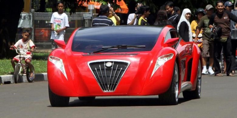 Mobil sport listrik Tucuxi ditunjukkan kepada masyarakat di halaman Stadion Gelora Bung Karno Jakarta Pusat, Minggu (23/12/2012). Mobil sport ini memiliki kecepatan maksimum 193 km/jam dan jarak jelajah 200 mil atau 321,8 km untuk sekali charge seharga Rp 1,5 miliar. TRIBUNNEWS/HERUDIN
