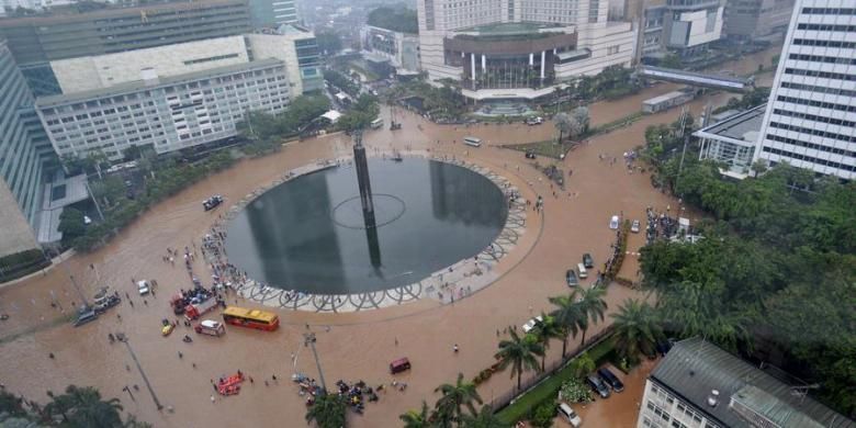 Kawasan Bundaran Hotel Indonesia dan Jalan MH Thamrin, Jakarta, terendam banjir luapan Sungai Ciliwung, Kamis (17/1/2013). Banjir yang menerjang berbagai kawasan membuat Jakarta lumpuh dan dinyatakan dalam kondisi darurat bencana.

