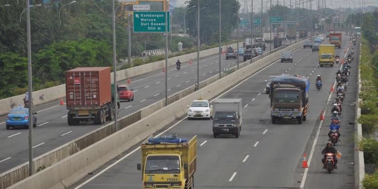 Pengendara motor diperbolehkan melintas di Jalan Tol Puri Kembangan menuju ke arah Cengkareng dan sebaliknya karena banjir menggenangi sejumlah titik di jalan arteri di pinggir tol sejak Jumat (18/1/2013) pagi.
