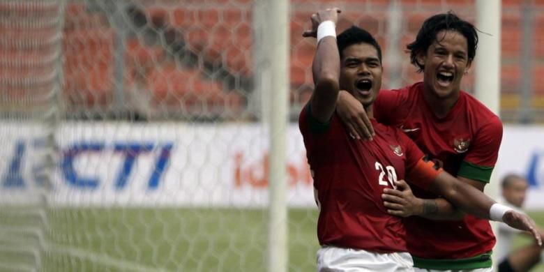 Dua pemain timnas Indonesia, Bambang Pamungkas (kiri) dan Irfan Bachdim.