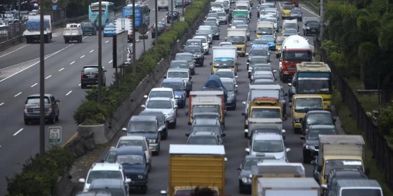 Antrean kendaraan di Tol Tangerang-Jakarta di Kawasan Kebon Jeruk, Jakarta Barat, mencapai lebih dari 3,5 kilometer, Senin (21/1/2013). Lalu lintas Jakarta kebali ramai setelah sekitar lima hari lengang karena banjir.
