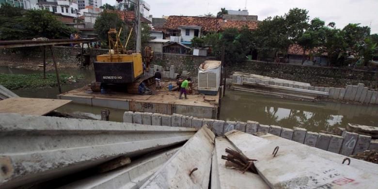 Alat berat digunakan memasang turap untuk normalisasi bantaran Kali Ciliwung di Kelurahan Pegangsaan, Menteng, Jakarta Pusat, Rabu (30/1/2013). Normalisasi Kali Ciliwung sepanjang 20 kilometer terus dilakukan untuk mengurangi banjir yang kerap melanda di sekitar alur sungai yang dilaluinya. Proyek normalisasi Ciliwung ini dianggarkan sebesar Rp 1,2  triliun.
