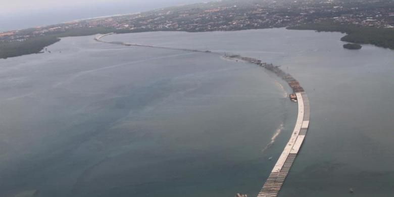 Proyek pembangunan Tol Nusa Dua - Ngurah Rai - Benoa di Bali di atas laut dangkal tampak dari atas. Proyek senilai Rp 2,48 triliun ditujukan untuk mendukung penyelenggaran Asia-Pasific Economic Cooperation di Nusa Dua pada Oktober 2013. Foto diambil Minggu (3/2/2013).
