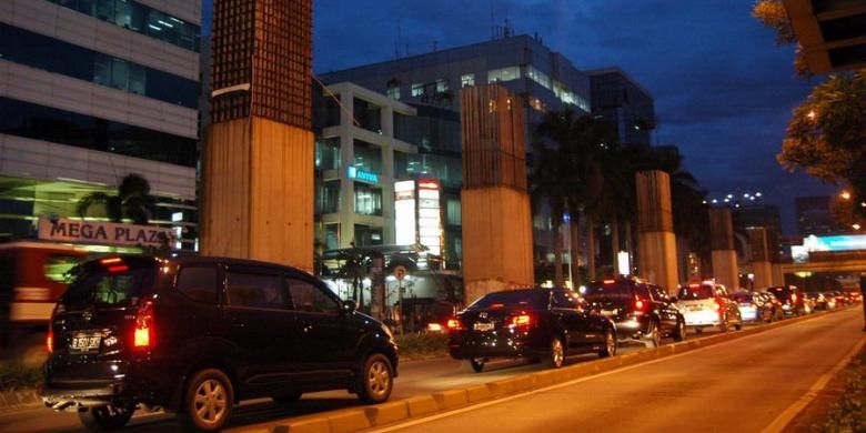Kendaraan terjebak macet di bawah tiang pancang proyek Kereta Monorel di Jalan HR Rasuna Said, Jakarta Selatan, Senin (18/10/2010). Proyek monorel yang digagas untuk mengatasi kemacetan Jakarta ini, hingga sekarang masih terbengkalai karena terkendala masalah dana. KOMPAS IMAGES/RODERICK ADRIAN MOZES