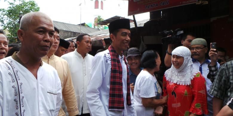 Gubernur DKI Jakarta Joko Widodo mendatangi Koperasi Usaha Bersatu untuk melakukan komunikasi dengan sopir bajaj, pemilik bajaj, dan pemilik koperasi untuk beupaya meremajakan bajaj, di Rawamangun, Jakarta, Jumat (8/2/2013).