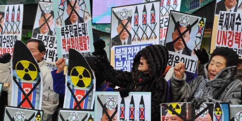 Warga Korea Selatan di Seoul melakukan aksi unjuk rasa menentang uji coba nuklir Korea Utara.