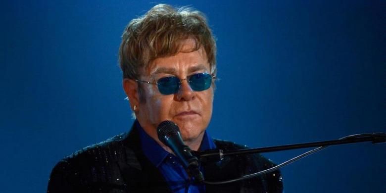 Elton John tampil di panggung Grammy Awards 2013, yang diadakan di Staples Center, Los Angeles (California,AS), Minggu (10/2/2013) waktu setempat.