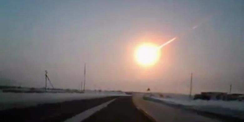 Adegan yang diambil dari rekaman video seorang pengendara mobil dari Kostanai, Kazakhstan, ke Chelyabinsk, Rusia, Jumat (15/2/2013) memperlihatkan bola api besar meteor yang meledak.