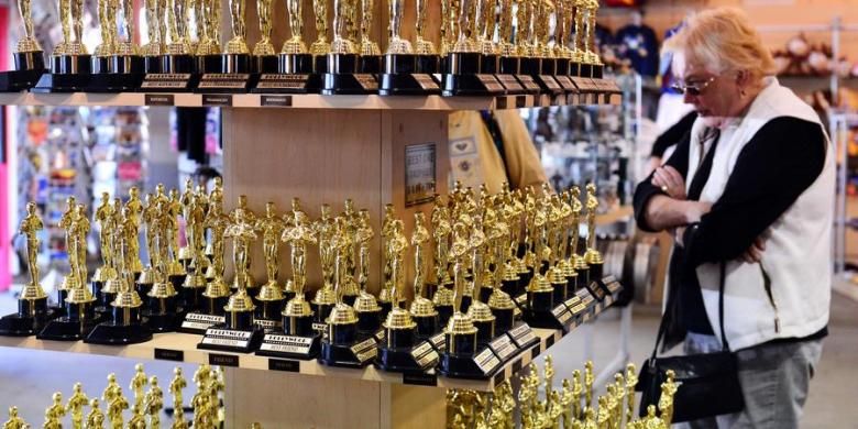 Sejumlah toko menjual miniatur patung Oscar untuk souvenir jelang perhelatan Academy Awards 2013 di kawasan Hollywood and Highland Avenues, Hollywood, California.  