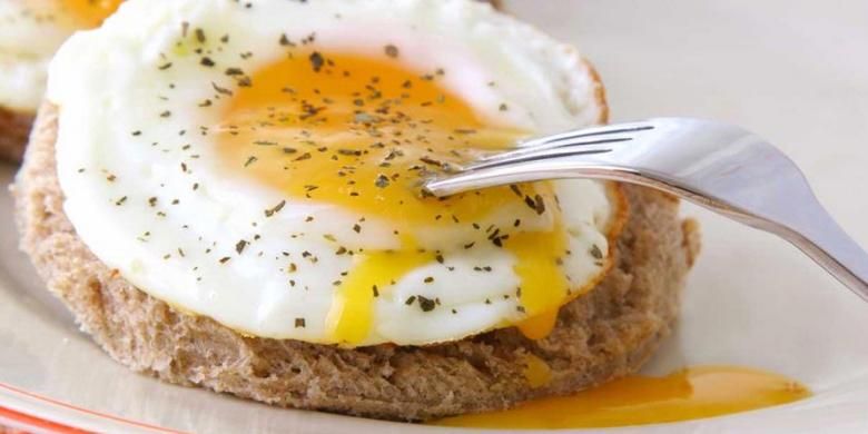 Pilih makan putih telur di restoran junk food.