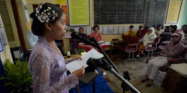 Murid tingkat XII melakukan pidato dengan Bahasa Jawa saat mengikuti ujian praktek muatan lokal Bahasa Jawa di SMA 17, Jalan Tentara Pelajar, Yogyakarta, Senin (4/3/2013). Hasil dari ujian tersebut akan menjadi salah satu penentu kelulusan mereka.

